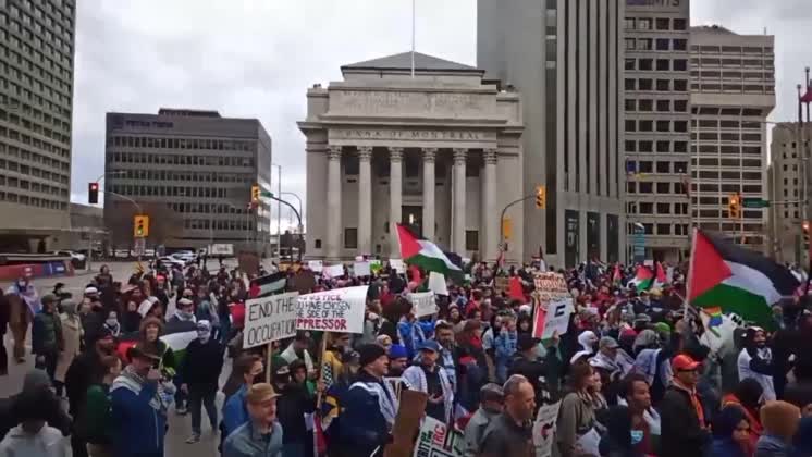 VIDEO: Canada: Pro-Palestine Rally Held At Memorial Park In Winnipeg Pro-Palestinian demonstrators marched to Winnipeg s Memorial Park to hold a rally on Saturday, October 21.A counter protest by Pro-Israel supporters was also held at the same time across the street, in front of the legislative building. Despite tension between the groups, there was no untoward incident, according to the Winnipeg Police Service. Canada Winnipeg FOR EDITORIAL USE ONLY
