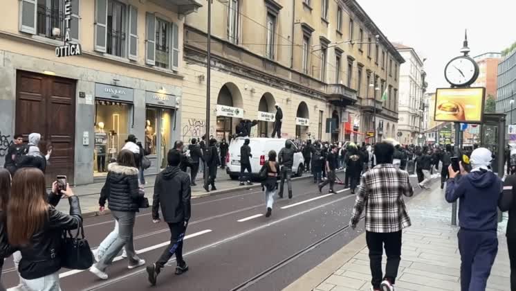 VIDEO: Police detain 160 as unrest continues for second day in Milan Police detain 160 as unrest continues for second day in Milan ..SHOTLIST:....MILAN, ITALY (OCT. 18, 2026) (ANADOLU - ACCESS ALL)....1. VARIOUS OF DEMONSTRATORS MARCHING, CLIMBING ONTO VEHICLE, VEHICLE WINDOWS BEING SMASHED, PEOPLE FORCING THEIR WAY INTO SUPERMARKET AND DAMAGED SHOPFRONTS..VARIOUS OF POLICE DEPLOYED IN AND AROUND PIAZZA DEL DUOMO, DETAINING DEMONSTRATORS AND MOVING ALONG STREETS WITH POLICE VEHICLESMILAN, ITALY - OCT. 18: Unrest continued in Milan on Sunday, Oct. 18, a day after protests against the rising cost of living and the Italian government.....Groups gathered around Piazza del Duomo before spreading into nearby streets. Demonstrators smashed vehicle windows, forced their way into a supermarket and damaged shopfronts.....Some masked demonstrators looted stores, built barricades using restaurant tables and rubbish bins, and threw objects at police vehicles. Police responded with water cannon, tear gas and batons. Some tourists sought shelter in shops that had not been targeted.....Police detained 160 people during Sundayâ€™s unrest, around 80% of them minors, ANSA news agency reported, citing Milan police sources.