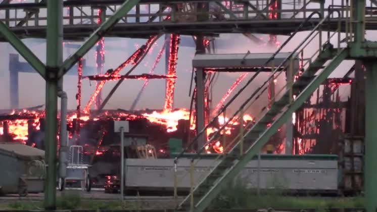 Video: Large Compo fire. Compo large-scale fire in the port of Krefeld  Uerdingen. *** Compo-Grossbrand